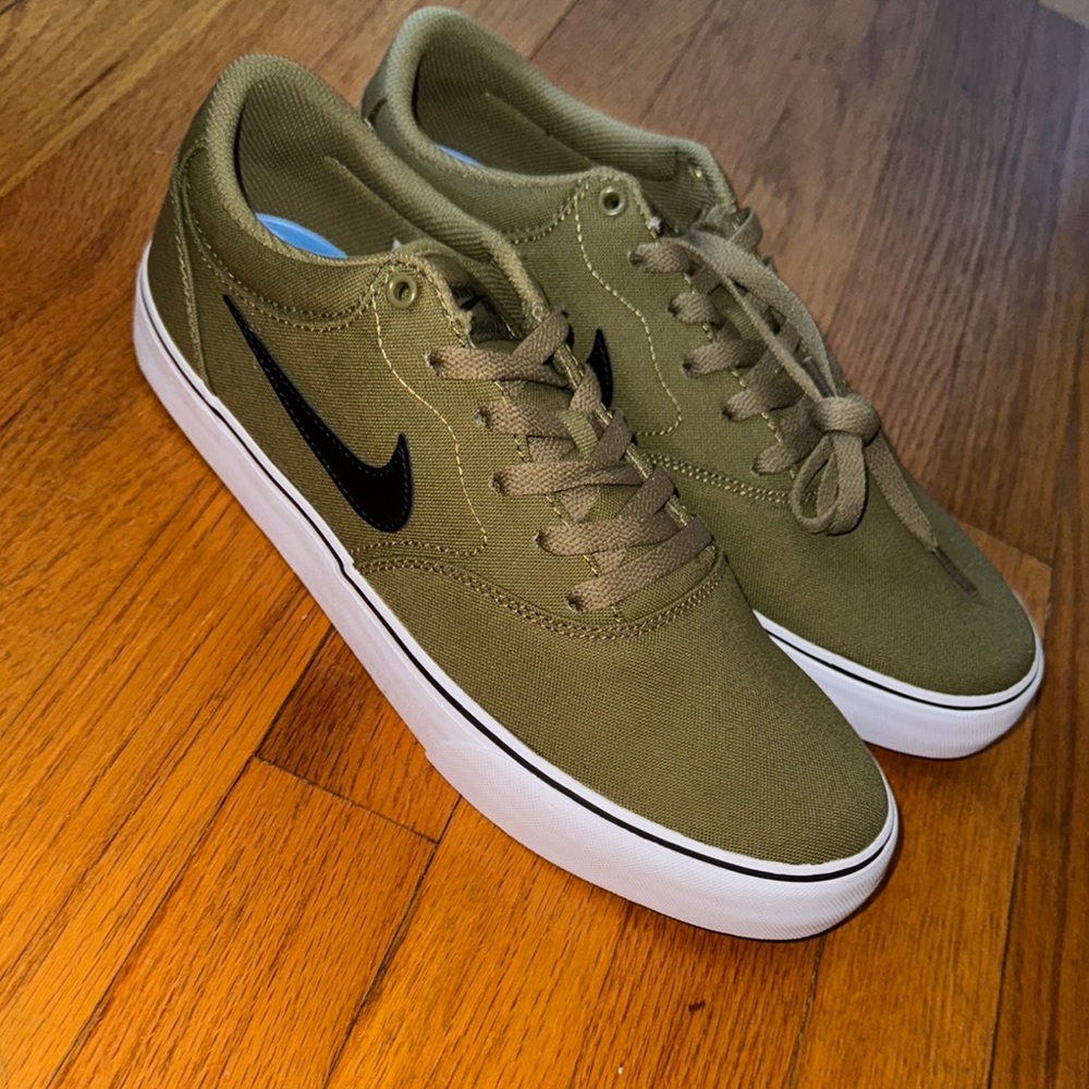 Nike SB Men's Olive Green Chron 2